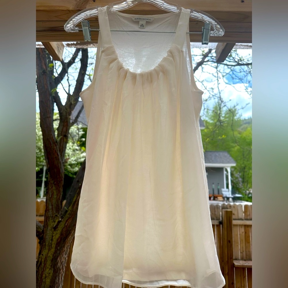 Banana Republic Off White Cream Pleated Flowy Sleeveless Blouse Top Medium